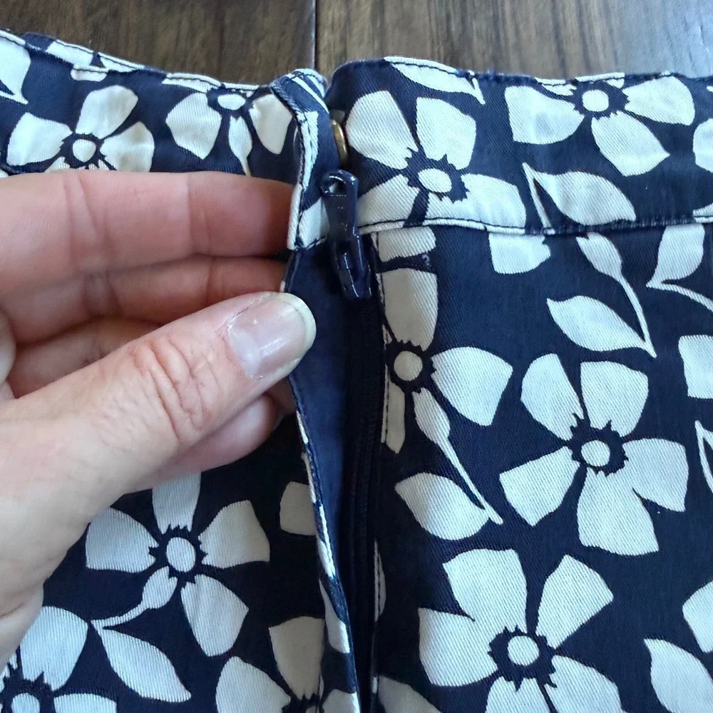 Vineyard Vines Girls 12 Gable Floral Pleated Skirt Navy Blue White Twill FA24